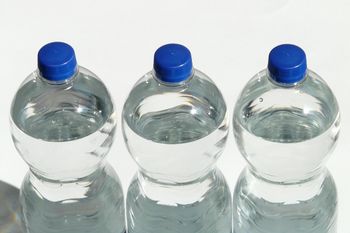 Butelka plastikowa jest toksyczna? Nie warto z niej pić wody