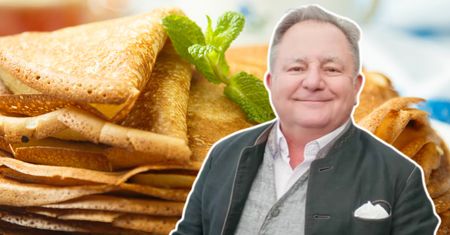 Makłowicz dodaje jedną szklankę do ciasta. Naleśniki są delikatne, ale elastyczne i się nie rwą