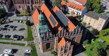 Ksiądz nielegalnie zamontował fotowoltaikę. Teraz musi ją usunąć