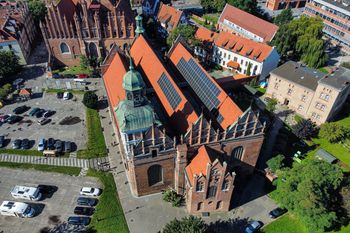 Koniec sporu o panele na bazylice. Proboszcz musi zdjąć fotowoltaikę