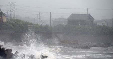 Burza tropikalna Jangmi. W Japonii tysiące bez prądu i transportu