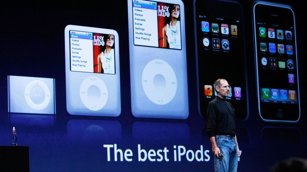 Steve Jobs podczas prezentacji iPodów
