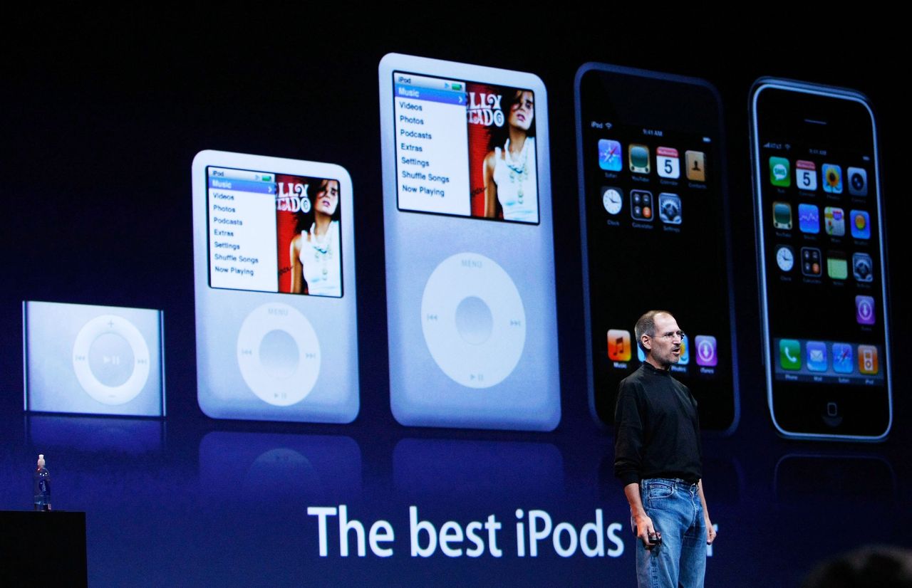 Steve Jobs podczas prezentacji iPodów