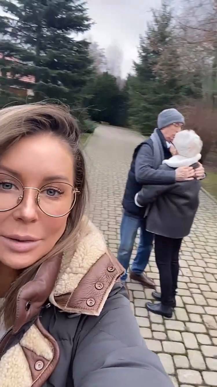 Małgorzata Rozenek i Radosław Majdan na spacerze z dziećmi i rodzicami