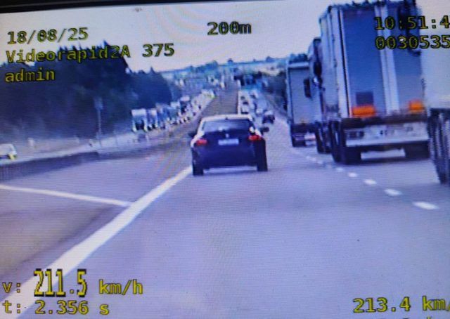 BMW zatrzymane na S17. Kierowca przekroczył prędkość i prowadził przywłaszczony pojazd (zdjęcia)