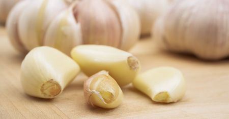 Czosnek pomaga w czyszczeniu łazienki! Efekt jest zaskakujący