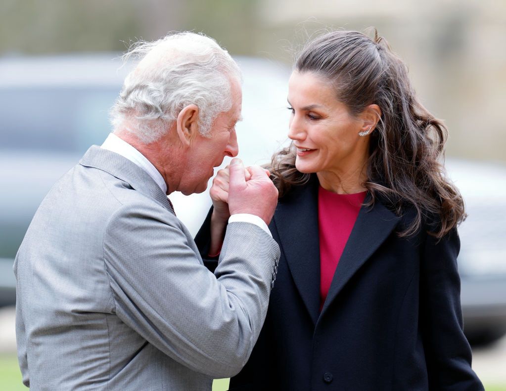 Książę Karol pocałował w dłoń królową Letizię