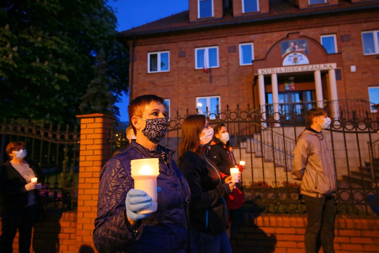 Łódź. Kalisz. Protesty przed kurią. "Koniec z tym. Czas, by rozliczyć księży"