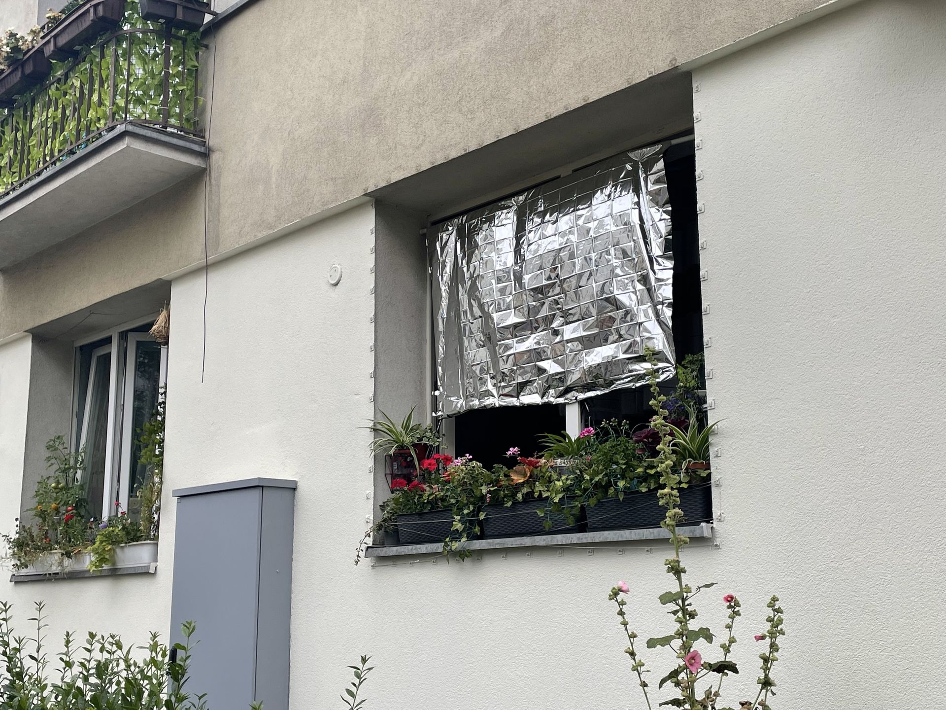 Polacy próbują walczyć z upałami na różne sposoby. W oknach pojawiają się "folie życia"