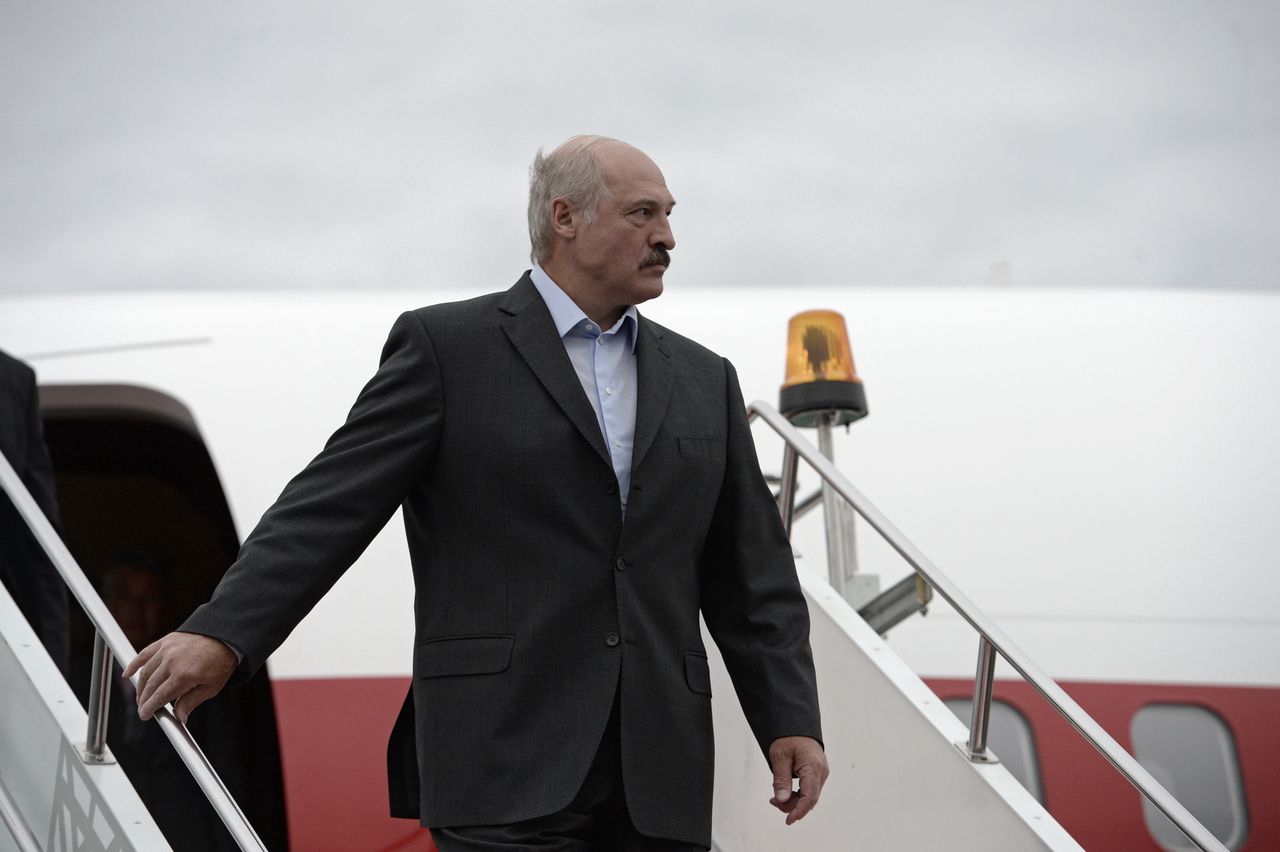 Białoruś. Szokujące doniesienia. Aleksander Łukaszenka zaczął rozdawać broń