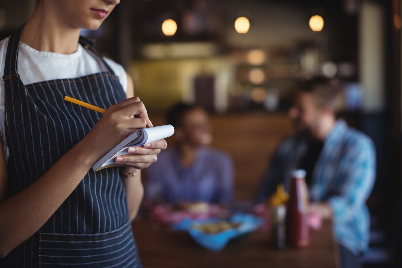 Kelnerzy tego nie cierpią. Najczęstsze błędy w restauracjach