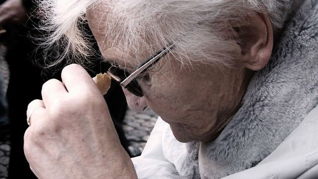 Na pokazach bardzo często produkty kupują osoby starsze. Za niebotyczne pieniądze dostają zupełnie zwykłe przedmioty