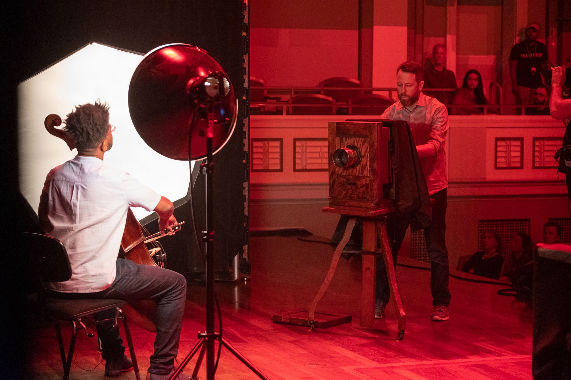 Fotograf zamienił salę filharmonii w największą ciemnię na świecie 7