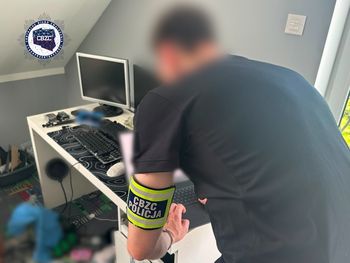 Rachunki sięgały tysięcy złotych. CBZC zatrzymało 17-letniego podejrzanego o cyberoszustwa