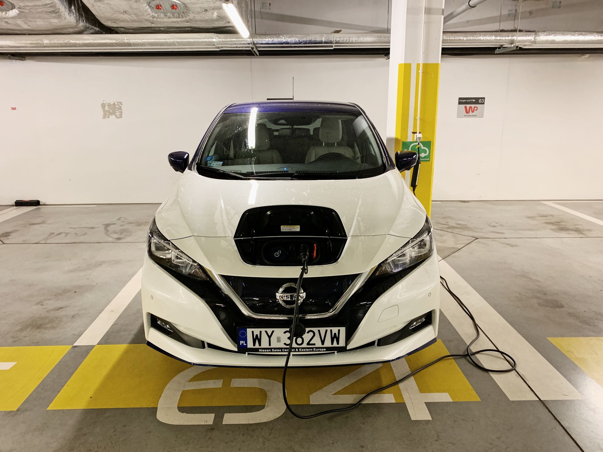 Rozładowany Nissan Leaf e+ podłączony do zwykłego gniazdka potrzebuje ponad 24 godz., by uzupełnić akumulator do 100 proc.
