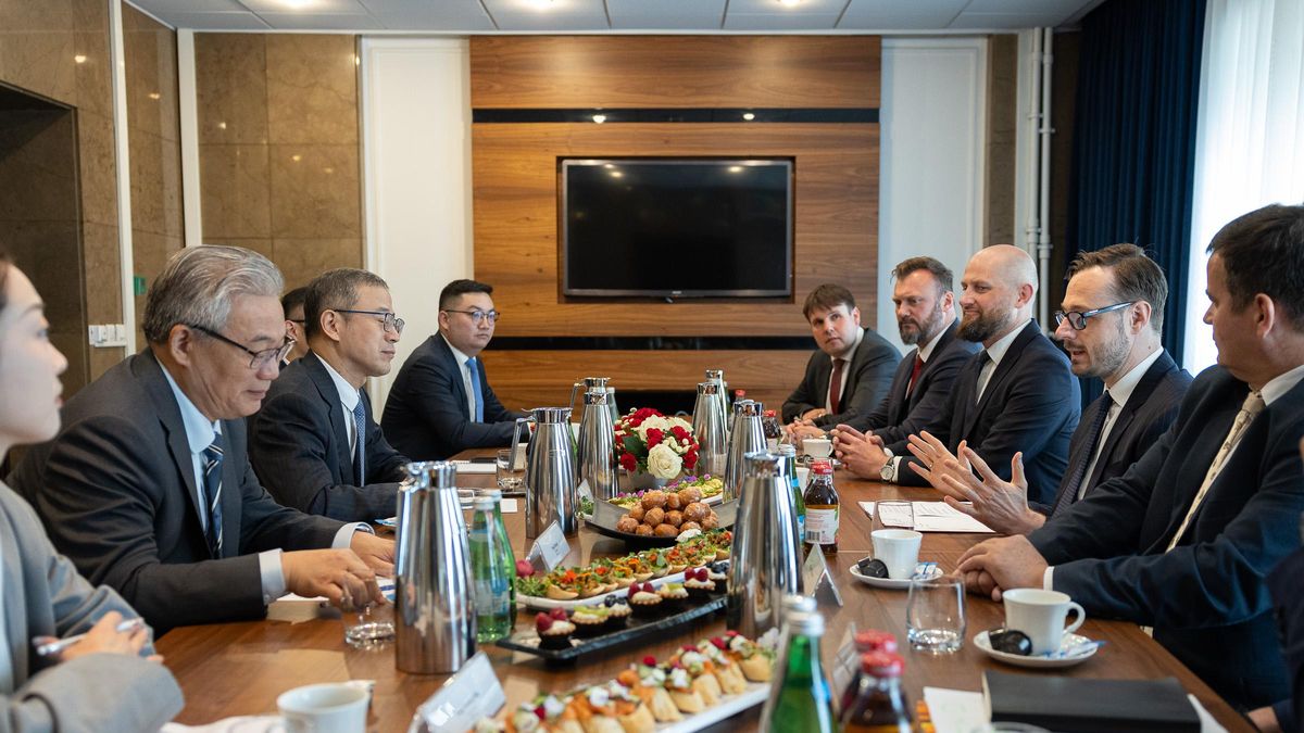Co dalej z polskim "elektrykiem"? Do Warszawy przyjechał prezes chińskiego giganta