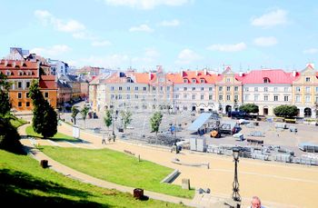 Lublin: Plac Zamkowy powoli zamienia się w centrum wakacyjnej zabawy. Lato z radiem i telewizją już w ten weekend
