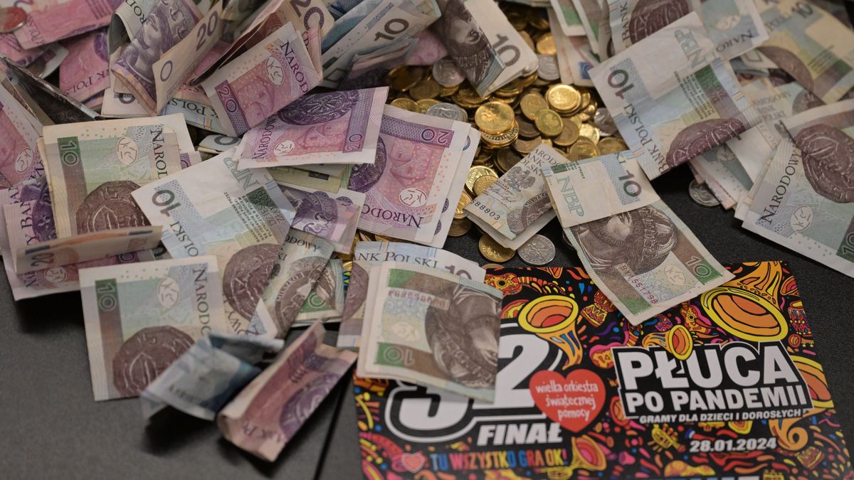 Gdańsk, 28.01.2024. Liczenie pieniędzy w sztabie WOŚP w Gdańsku, 28 bm. Trwa 32. Finał Wielkiej Orkiestry Świątecznej Pomocy. Hasło tegorocznego finału to "Płuca po pandemii". (sko) PAP/Adam Warżawa