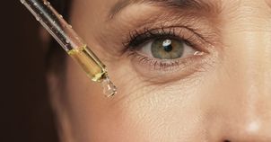 Jakie serum pod oczy wybrać? Zobacz, czym różni się od kremu