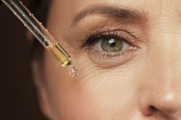 Jakie serum pod oczy wybrać? Zobacz, czym różni się od kremu
