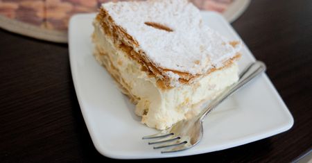 Kremówka bez pieczenia. Przepis na ukochane ciasto Polaków