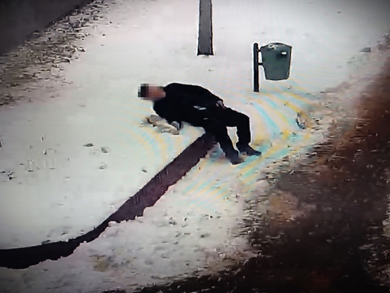 W biały dzień senior leżał na śniegu. Zauważył go operator monitoringu