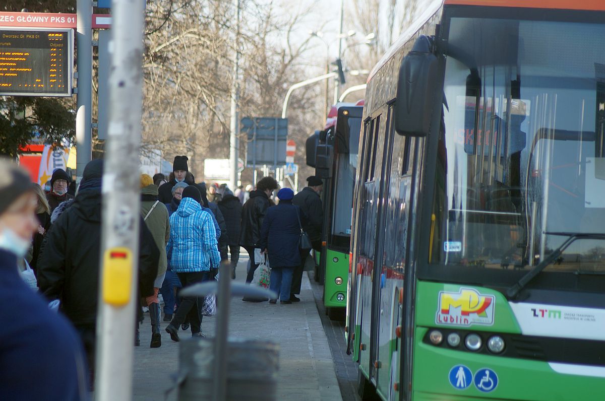 Lublin: Podjechał za mały autobus, pasażerowie zostali na przystankach