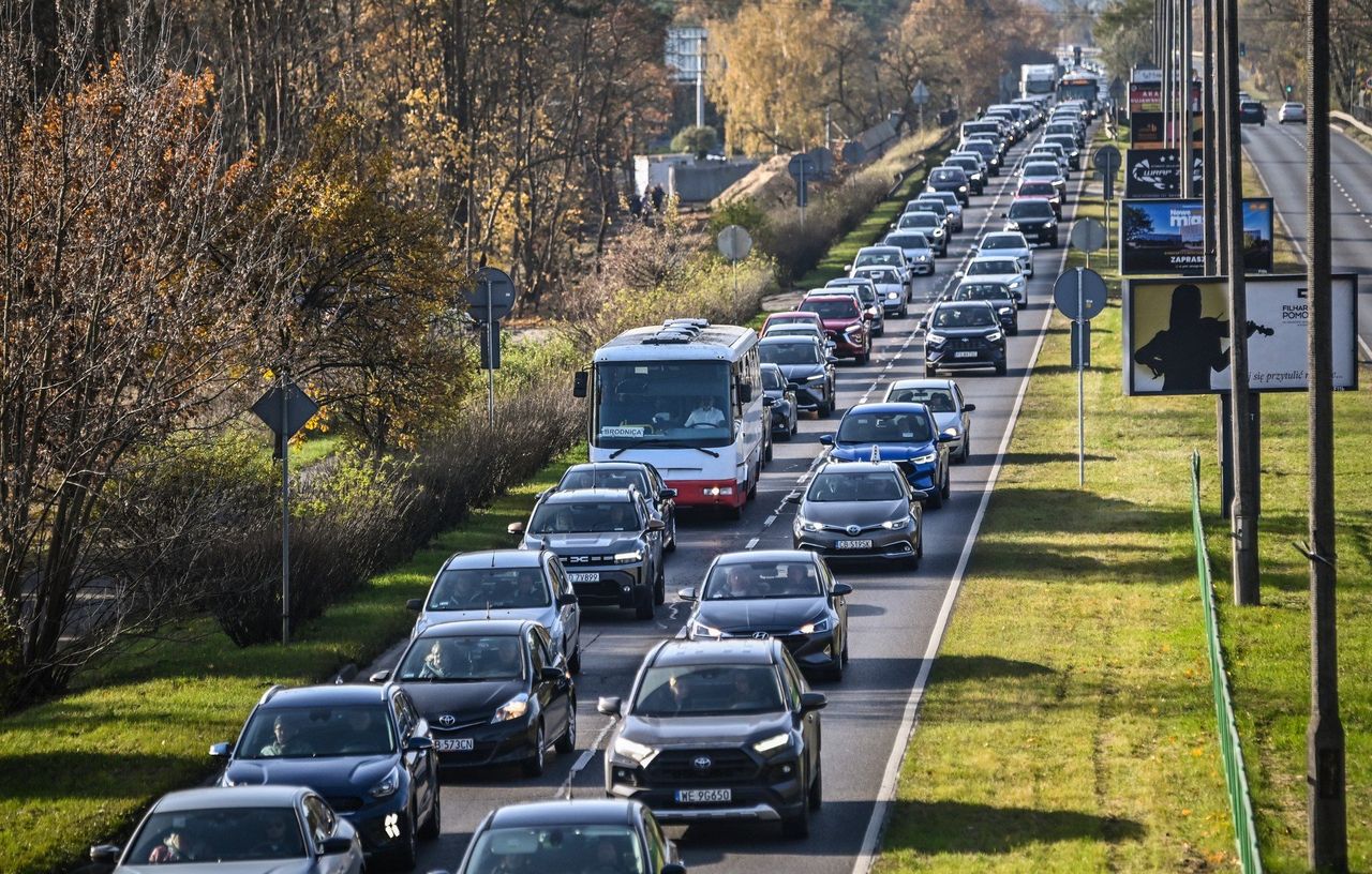Bydgoszcz: Korki w okolicach cmentarzy we Wszystkich Świętych