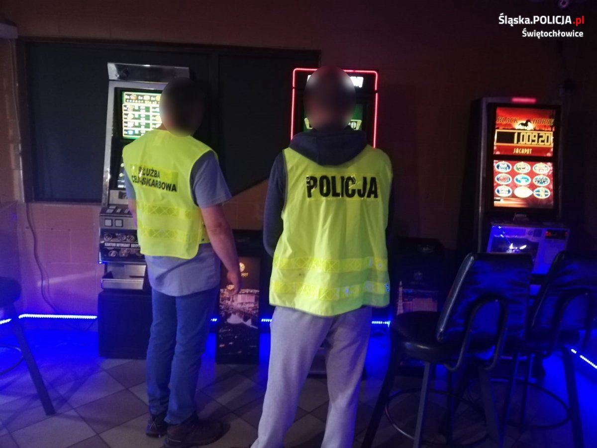 Świętochłowice. W salonie gier policja znalazła trzy automaty do nielegalnych gier hazardowych.