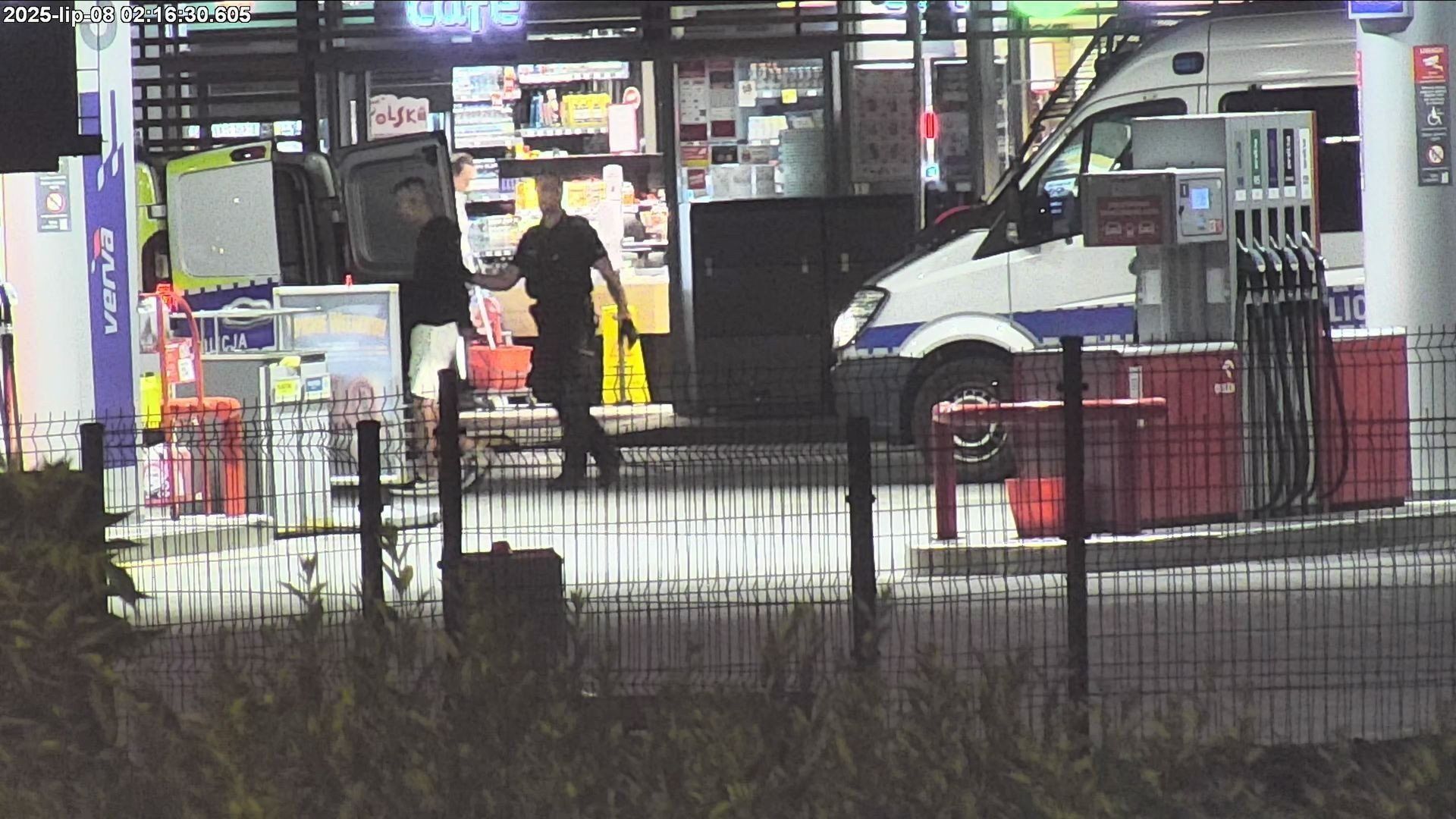 Dyżurny niezwłocznie poinformował o sytuacji patrole Straży Miejskiej oraz Policji. Na miejsce szybko dotarł patrol policyjny, który ujął mężczyzn i przekazał sprawę do dalszego postępowania.