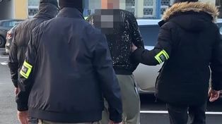 Toruń: Ukrył nóż w rękawie, podczas zakładania kajdanek wyciągnął ostrze i zaatakował policjanta