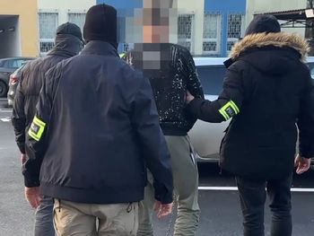 Toruń: Ukrył nóż w rękawie, podczas zakładania kajdanek wyciągnął ostrze i zaatakował policjanta