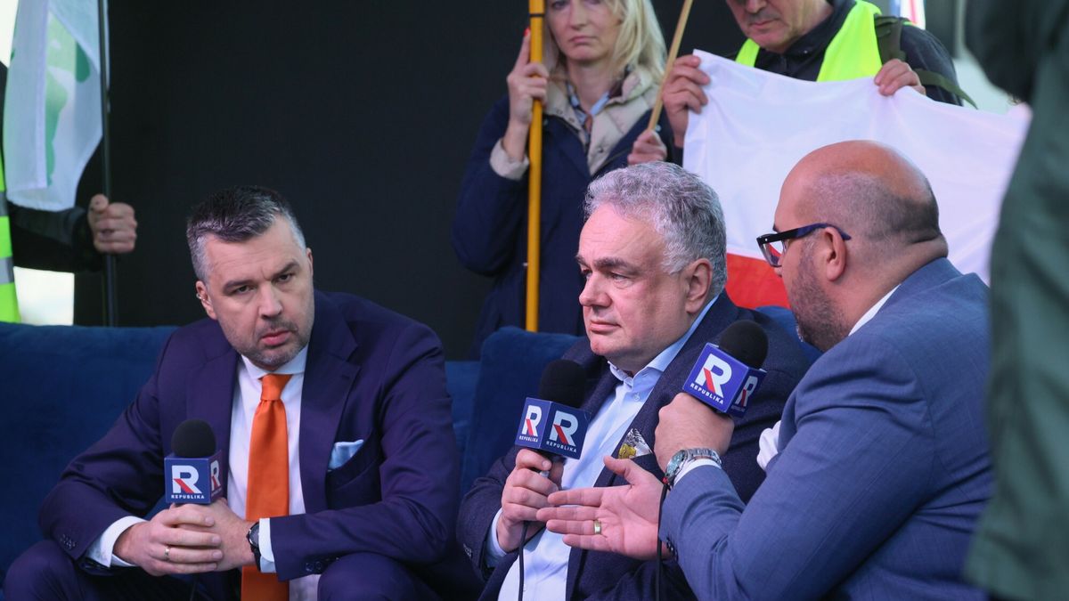 Tomasz Sakiewicz (w środku), prezes Telewizji Republika