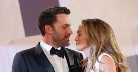 Zjawiskowa suknia ślubna Jennifer Lopez. O tej stylizacji mówią wszyscy
