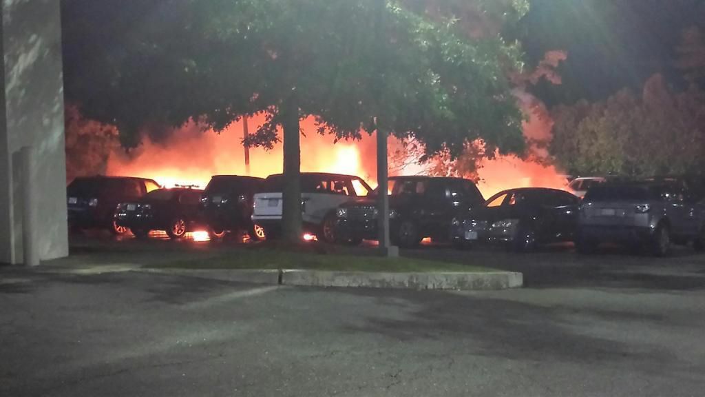 20 samochodów spłonęło u dilera Jaguara Land Rovera