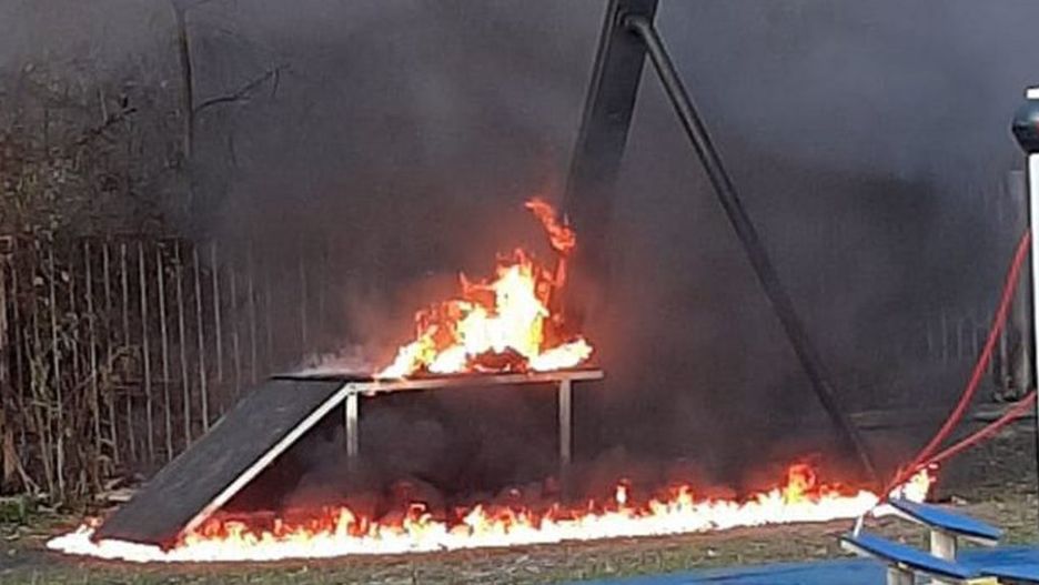 W Czeladzi spłonął element wyposażenia placu zabaw.