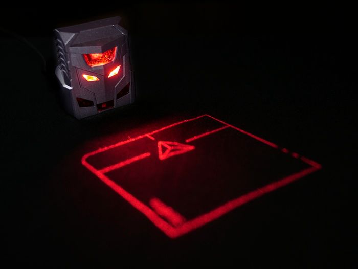 Dotykowe biurko. ODiN: pierwsza myszka z laserowego projektora 4