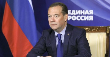 Miedwiediew straszy. "Jego słowa to część wojny informacyjnej"