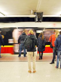 Obrzydliwość. Jak często warszawskie metro czyści siedzenia?