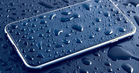 Smartfon i woda. Czy to musi oznaczać jego koniec?