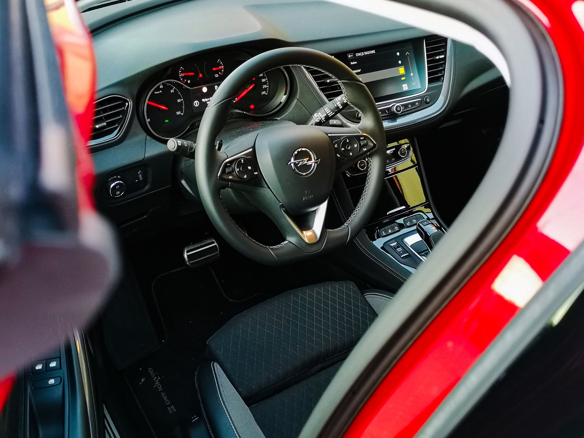 Opel Grandland X Hybrid4: Napęd hybrydowy, system odzyskiwania energii oraz wsparcie kierowcy 9