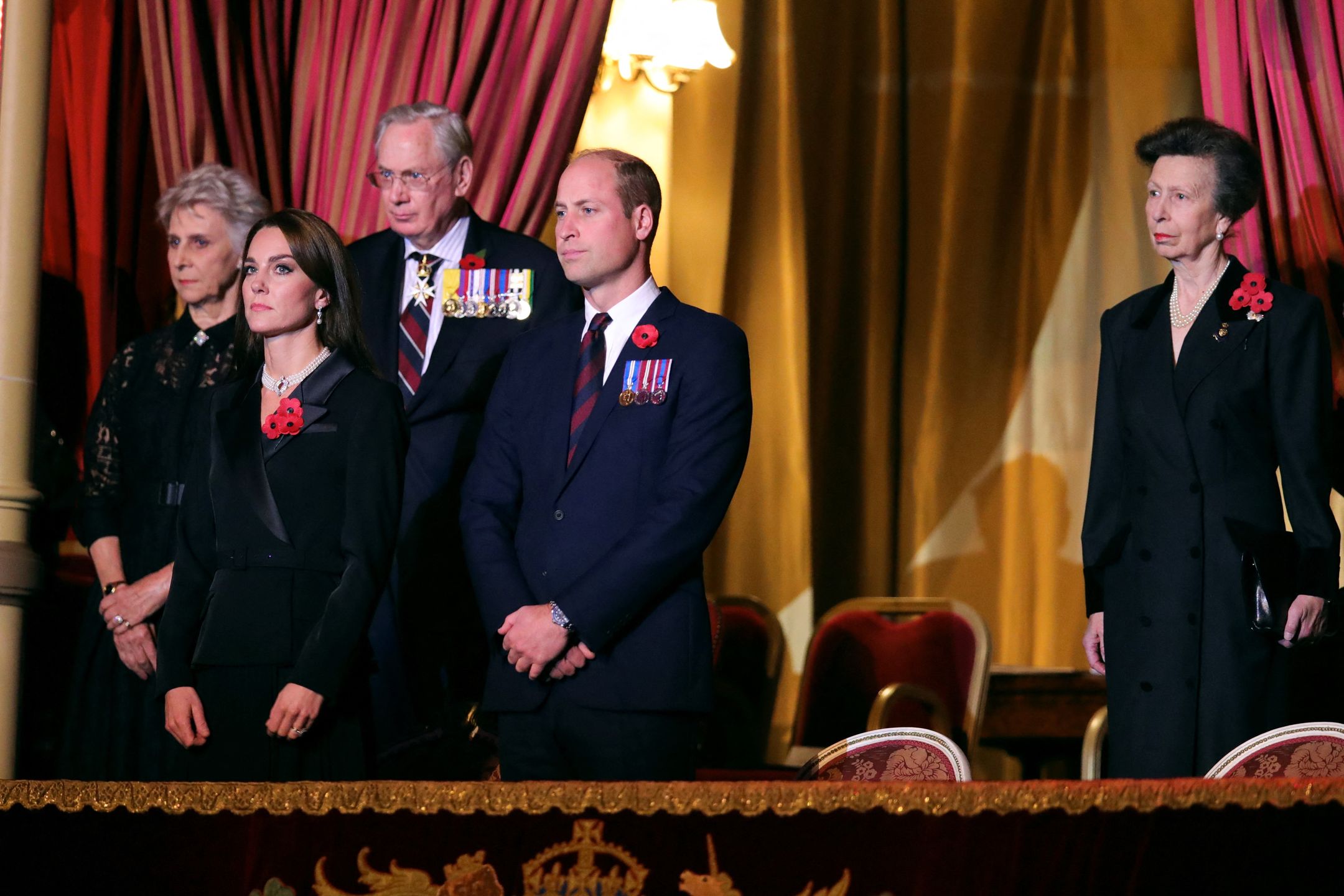 Kate Middleton i książę William towarzyszą królewskiej parze na obchodach Dnia Pamięci w Londynie