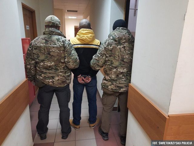 Trzy osoby poszukiwane w rękach ostrowieckich policjantów