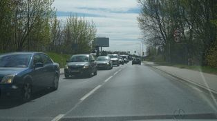 Wielki zator na wylotówce z Poznania. Trwa remont wiaduktu kolejowego. Kilkadziesiąt samochodów stoi w korku