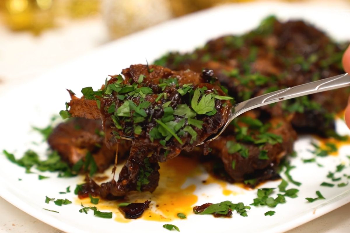 Roasted pork neck steals the show at New Year's gatherings