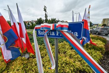 Bydgoszcz: Robert Proch uhonorowany. Na rondzie w Fordonie odsłonięto tablicę z jego nazwiskiem