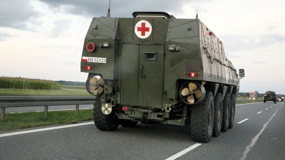 Stan wyj?tkowy na granicy z Bia?orusi?Fot. Jakub Kaminski/East News, S8, 02.09.2021. Granica polsko-bialoruska. Prezydent wydal 2 bm. rozporzadzenie o wprowadzeniu 30-dniowego stanu wyjatkowego na obszarze czesci wojewodztwa podlaskiego i lubelskiego.N/z pojazdy wojskowe 17. Wielkopolskiej Brygady Zmechanizowanej na S8 w kierunku Bialegostoku, w drodze na granice. Woz Ewakuacji Medycznej (PM2) zbudowanyna podwoziu bazowym KTO 8x8 ROSOMAK.Jakub Kaminski