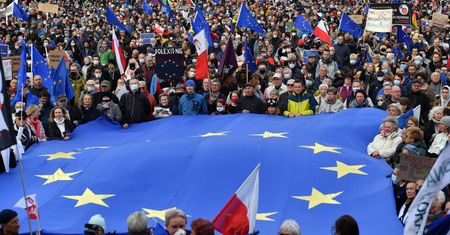 Sondaż ws. wyroku TK. Czy Polacy boją się o Polskę i jej obecność w UE? Nowe fakty