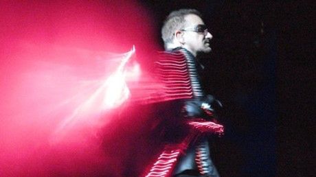 Bono ma laserową kurtkę (wideo) 1