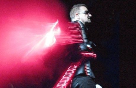Bono ma laserową kurtkę (wideo)